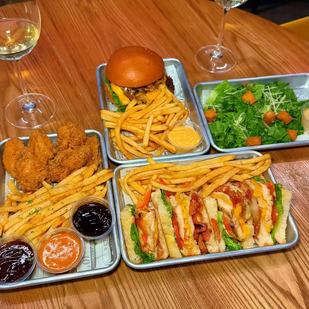 Picadas variadas: alitas, papas, sándwiches